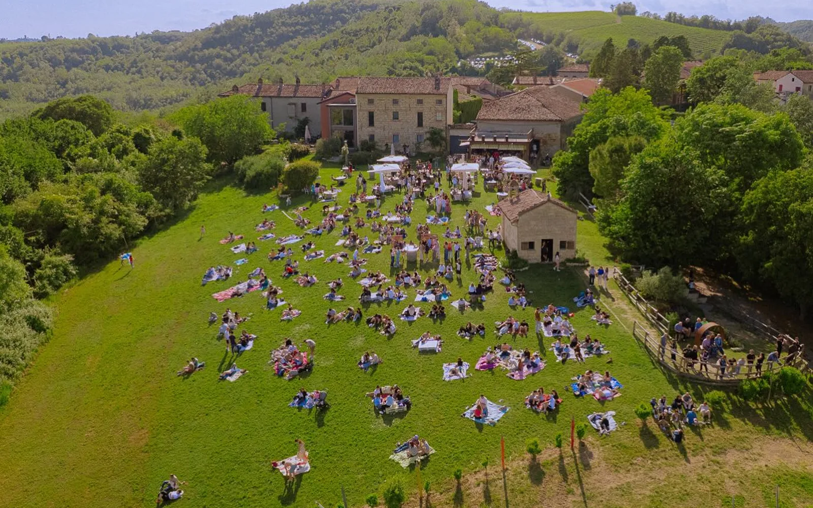 Bar Chiuso visto dall'alto: la collina di Moleto piena di persone, tra i vigneti del Monferrato